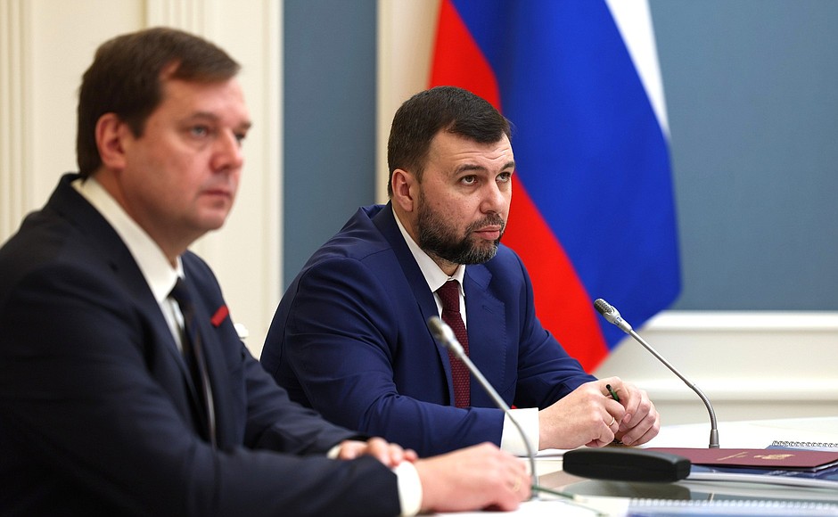 Acting Head of the Donetsk People’s Republic Denis Pushilin (right) and Acting Governor of the Zaporozhye Region Yevgeny Balitsky at the Security Council meeting (held via videoconference).
