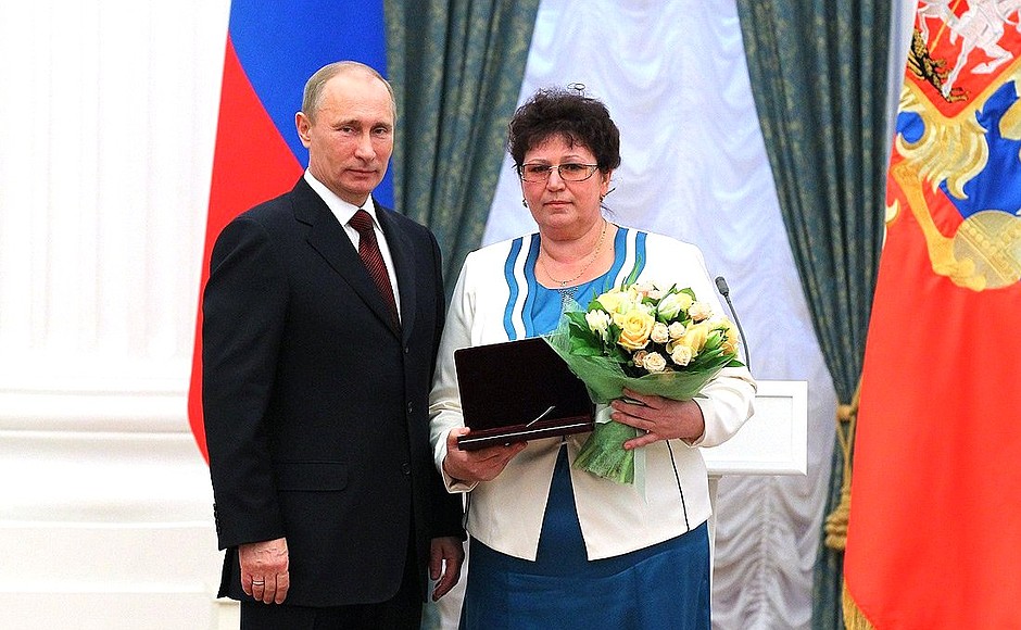 Galina Kalashnikova, a worker at the Magnitogorsk Bread Cmplex, was awarded the honorary title Merited Foodstuffs Industry Worker of the Russian Federation.