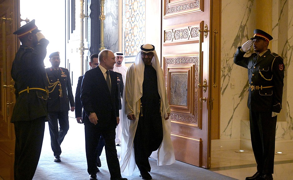 С Президентом Объединённых Арабских Эмиратов Мухаммедом бен Заидом Аль Нахайяном перед началом российско-эмиратских переговоров.