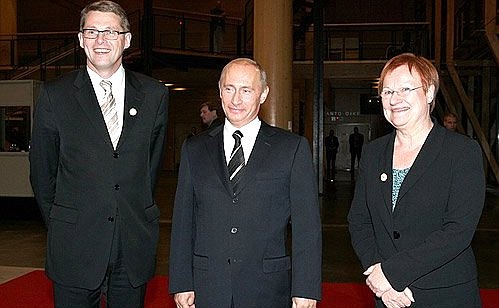 С Президентом Финляндии Тарьей Халонен и Премьер-министром Финляндии Матти Ванханеном перед началом неформального саммита Россия-ЕС.