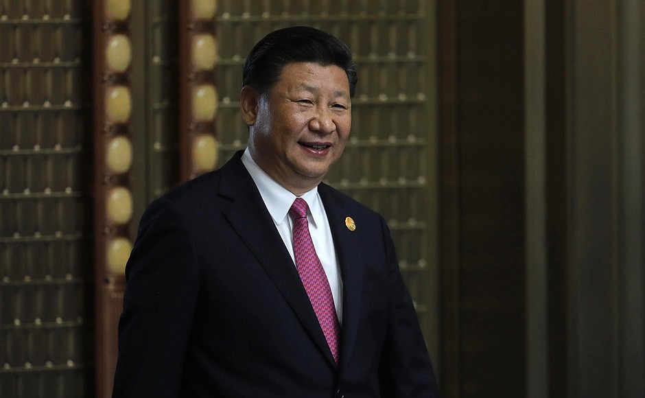 Председатель КНР Си Цзиньпин перед началом встречи лидеров БРИКС в расширенном составе.