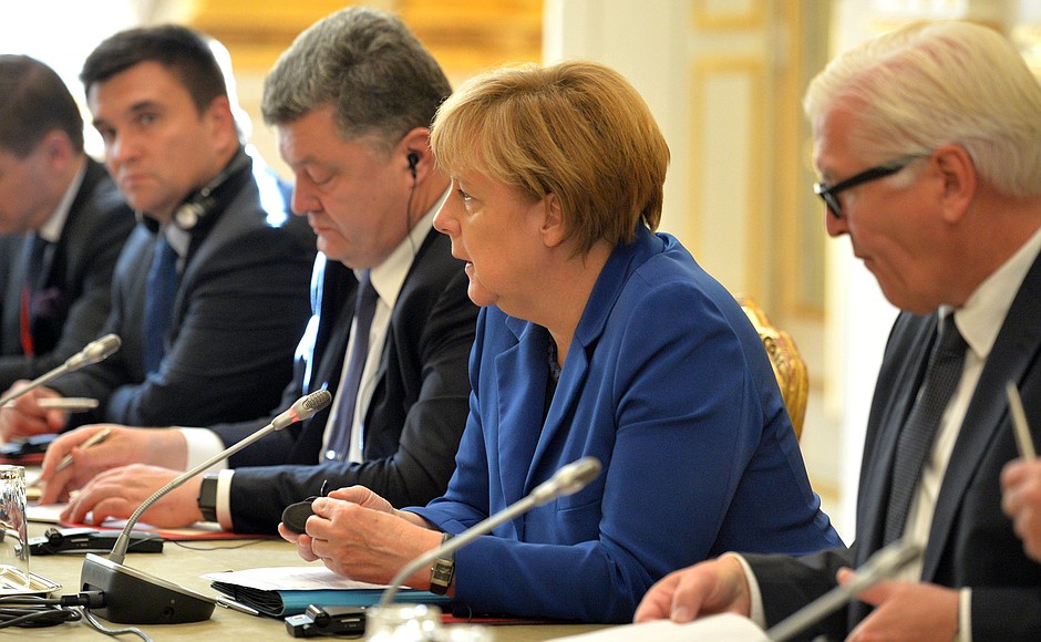 На переговорах в «нормандском формате». Федеральный канцлер Германии Ангела Меркель и Президент Украины Пётр Порошенко (слева).