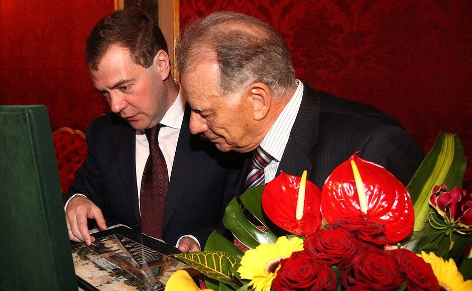 С вице-президентом Российской академии наук, нобелевским лауреатом Жоресом Алфёровым.