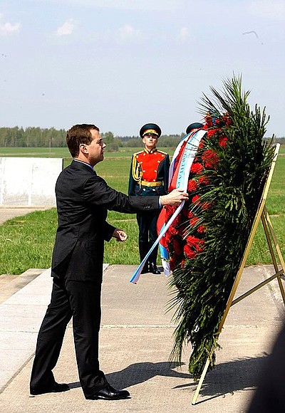 Laying a wreath at a monument to the Panfilovtsy heroes near Dubosekovo.