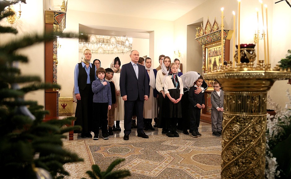 Владимир Путин присутствовал на рождественском богослужении в храме Спаса Нерукотворного Образа в Ново-Огарёве. С семьями военнослужащих, погибших в зоне СВО.