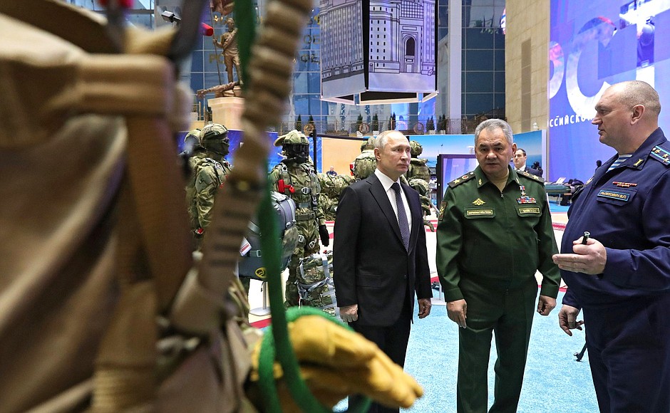 Before the meeting of the Defence Ministry Board, the President visited an exhibition of advanced weapons and equipment.