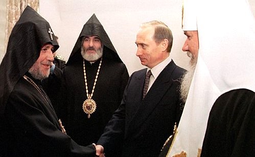 С Патриархом Московским и всея Руси Алексием II и Католикосом всех армян Гарегином II.