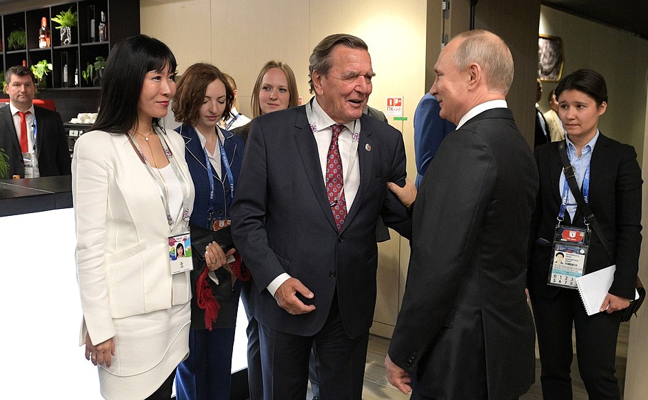 В перерыве матча Владимир Путин кратко пообщался с иностранными гостями.