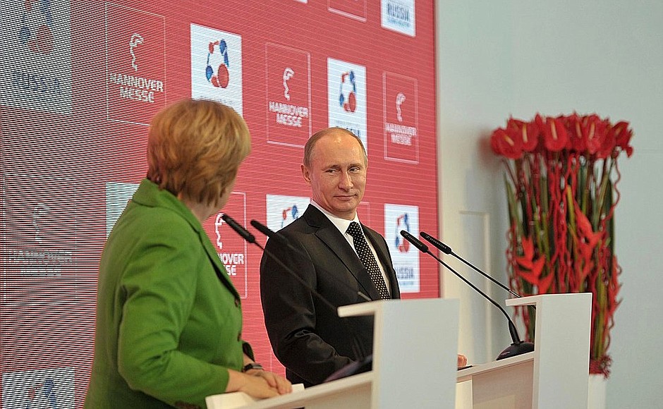 С Федеральным канцлером Германии Ангелой Меркель на открытии российского павильона на Ганноверской промышленной ярмарке.