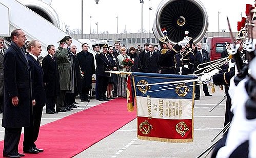 С Президентом Франции Жаком Шираком в аэропорту Руасси – Шарль де Голль во время официальной церемонии встречи.