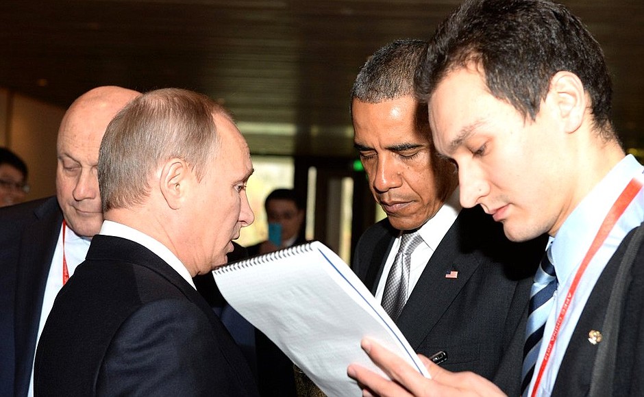 Перед совместным фотографированием лидеров экономик форума АТЭС. С Президентом США Бараком Обамой.