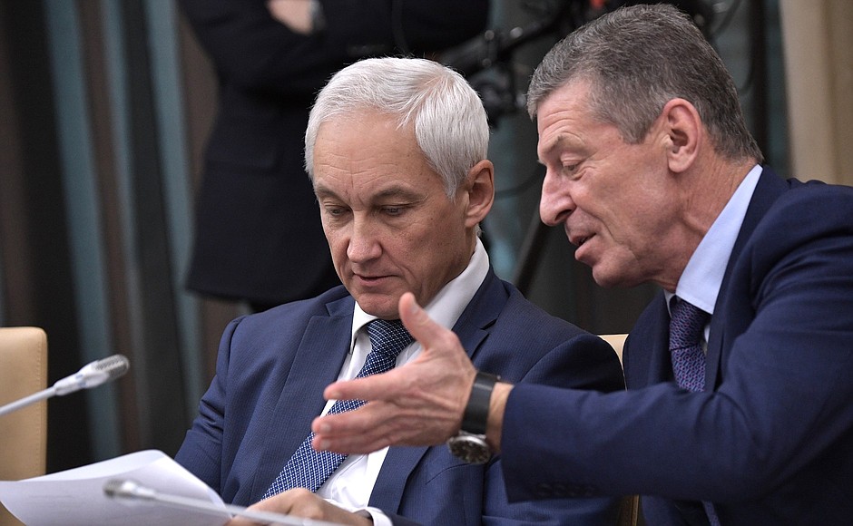 Presidential Aide Andrei Belousov (left) and Deputy Prime Minister Dmitry Kozak before the meeting with Government members.
