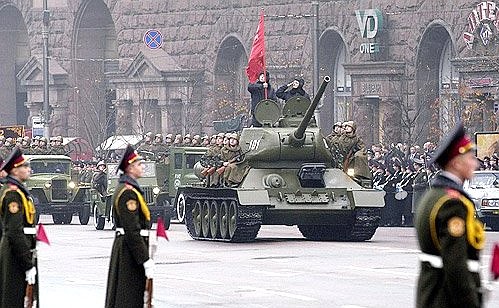 Военный парад, посвященный 60-летию освобождения Украины от фашистских захватчиков.