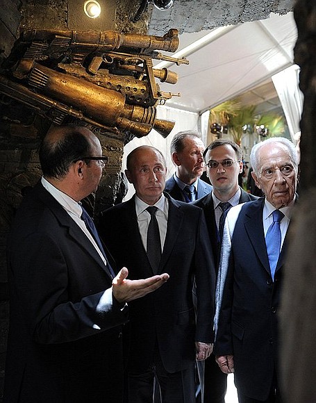 With President of Israel Shimon Peres (far right) before the start of a ceremony of unveiling a monument to the Red Army’s victory over Nazi Germany.