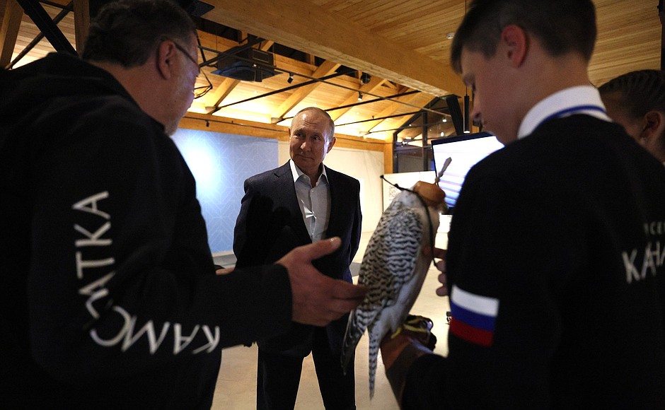 Владимир Путин встретился с орнитологами соколиного центра «Камчатка», в котором ведётся работа по сохранению редких видов хищных птиц.