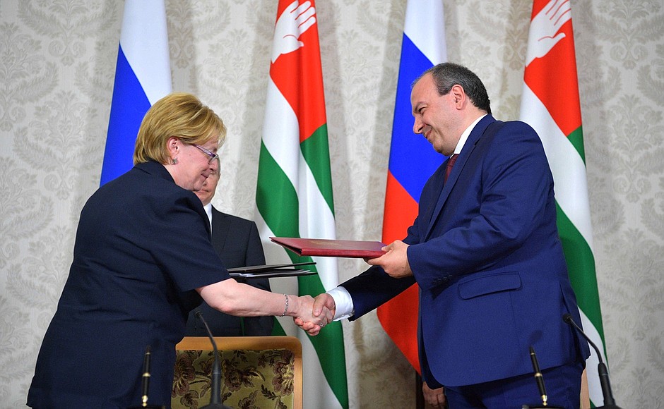 Following the talks, the ministers of healthcare of the two countries – Veronika Skvortsova and Tamas Tsakhnakiya, signed a cooperation agreement on mandatory medical insurance of Russian citizens permanently residing in Abkhazia.