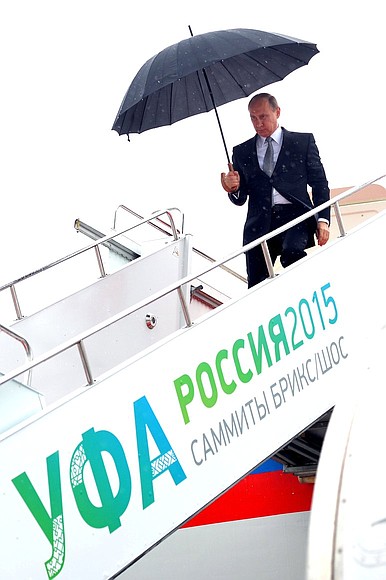 Владимир Путин прибыл в Уфу для участия в саммитах БРИКС и ШОС.