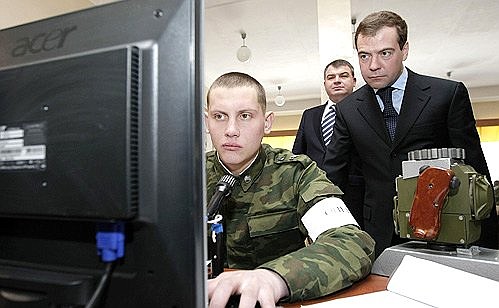 В учебном центре подготовки младших специалистов танковых войск. На заднем плане – Министр обороны Анатолий Сердюков.