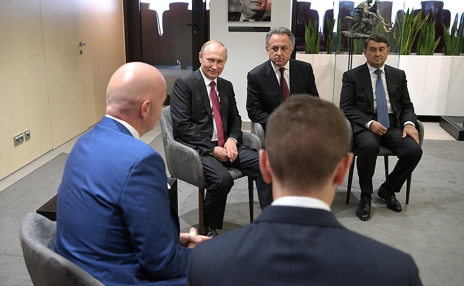 Во время встречи с президентом ФИФА Джанни Инфантино.