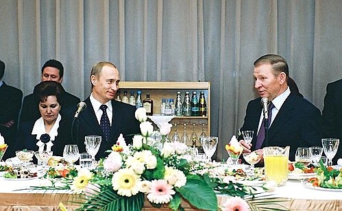 President Vladimir Putin with Ukrainian President Leonid Kuchma at an official reception.