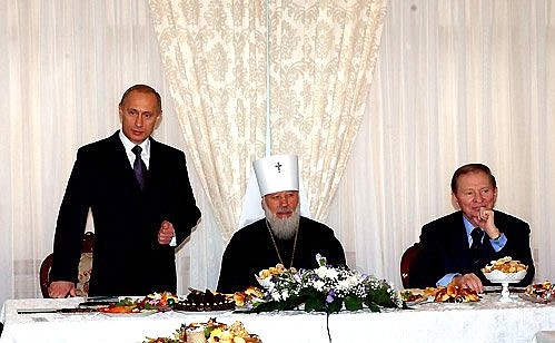 President Putin meeting with hierarchs of the Ukrainian Orthodox Church under the Moscow Patriarchate at the Kiev Cave Monastery. Right to left, Ukrainian President Leonid Kuchma and Metropolitan Vladimir of Kiev and All Ukraine.