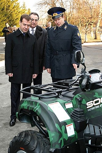 Во время посещения Курганского пограничного института ФСБ России. Президенту показали технику, которую используют пограничники.