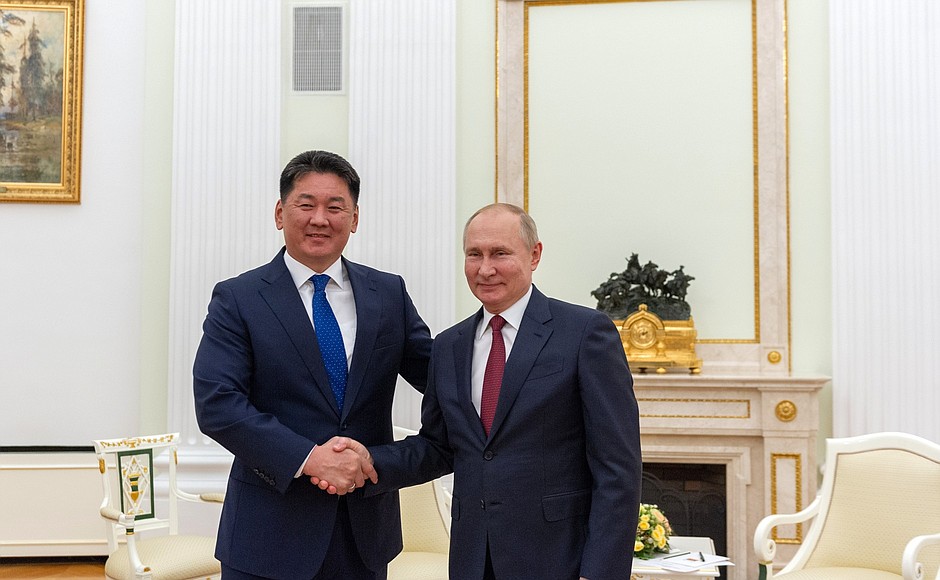 С Президентом Монголии Ухнагийн Хурэлсухом перед началом российско-монгольских переговоров.