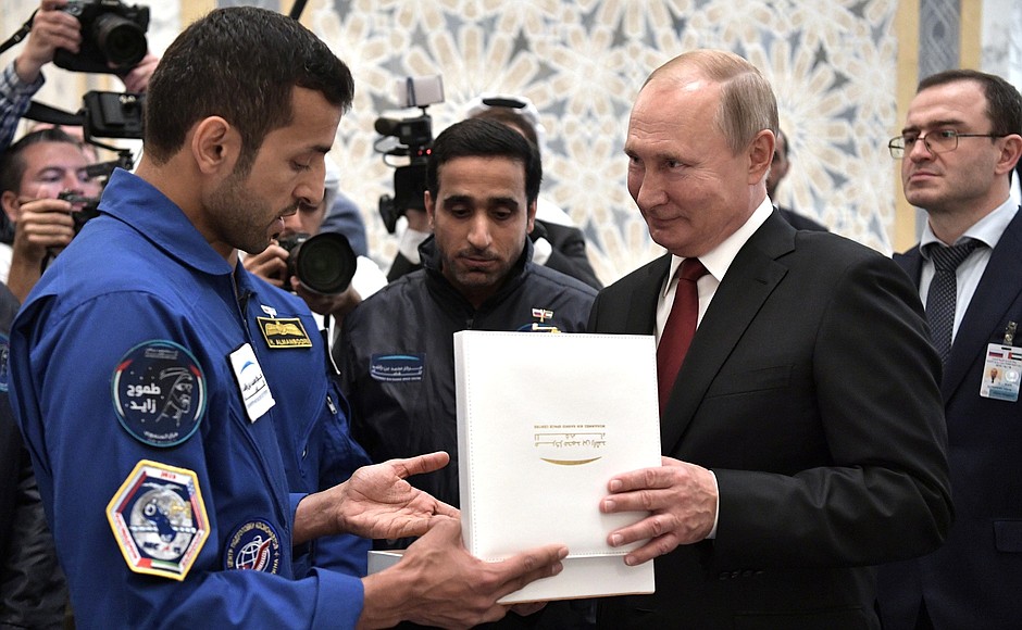 Владимир Путин кратко пообщался с командой астронавтов из ОАЭ.