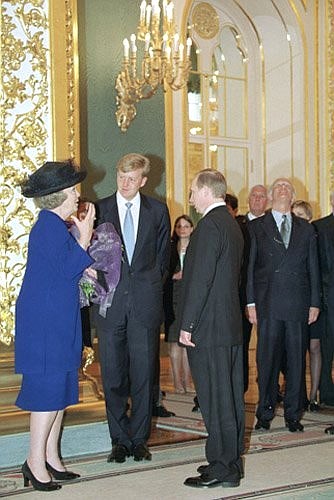 С Королевой Нидерландов Беатрикс и наследным принцем Нидерландов Виллемом-Александром во время осмотра Большого Кремлевского дворца.