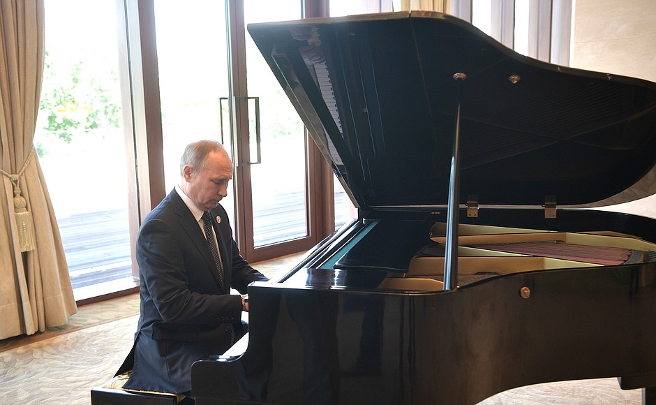 Before the meeting with President of China, Vladimir Putin played several well-known music pieces.