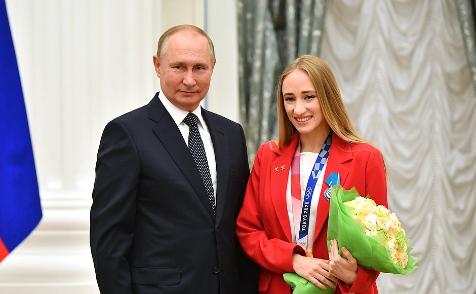 The ceremony for presenting state awards to the winners of the XXXII Olympics in Tokyo. Champion of the XXXII Olympics in the synchronised swimming team event Vlada Chigireva is presented with the Order of Honour.