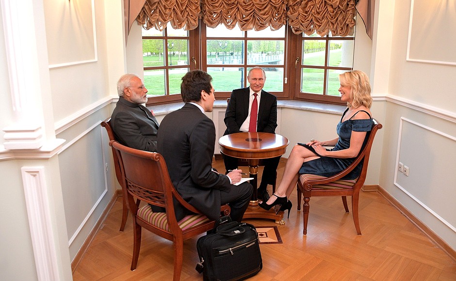 Владимир Путин и Премьер-министр Индии Нарендра Моди встретились с Мегин Келли – телеведущей NBC News и модератором пленарного заседания Петербургского международного экономического форума.