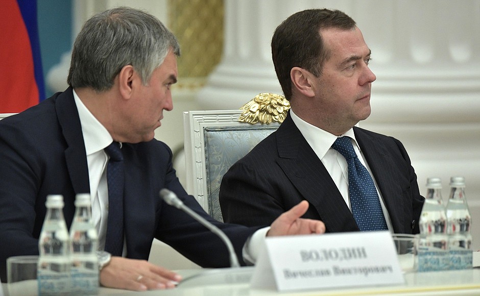 Председатель Правительства Дмитрий Медведев и Председатель Государственной Думы Вячеслав Володин (слева) на заседании Совета по стратегическому развитию и нацпроектам.