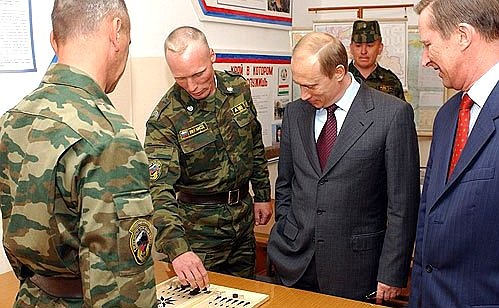 President Putin with servicemen of the 201st Motorised Rifle Division. Right — Russia\'s Defence Minister Sergei Ivanov.