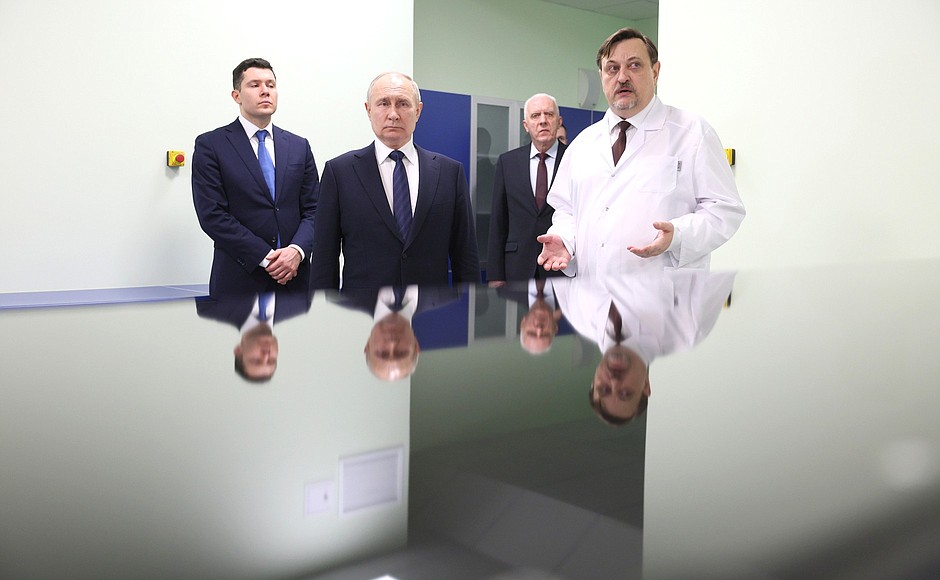 During a visit to the cancer centre in the Kaliningrad Region. With Governor of the Kaliningrad Region Anton Alikhanov, Presidential Plenipotentiary Envoy to the Northwestern Federal District Alexander Gutsan and acting Chief Medical Officer Kirill Barinov (right).