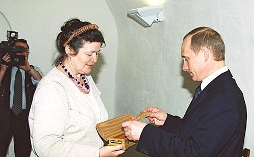 Директор музея-заповедника Галина Иванова преподнесла Владимиру Путину в подарок деревянные ложки.