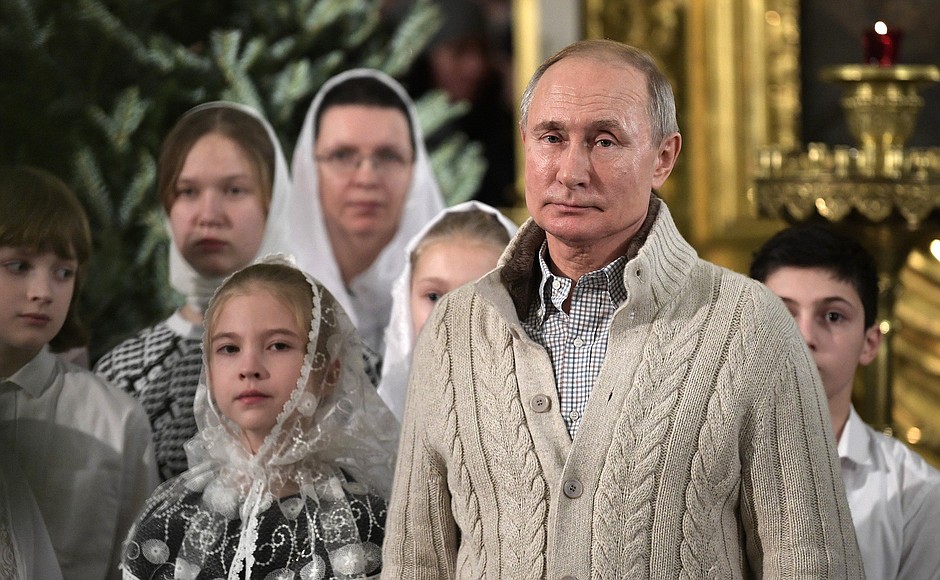 В Рождественскую ночь Владимир Путин присутствовал на богослужении в Спасо-Преображенском соборе в Санкт-Петербурге.