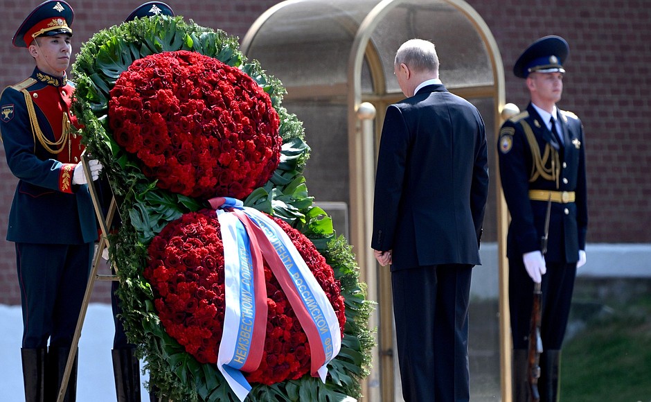 В День памяти и скорби Президент возложил венок к Могиле Неизвестного Солдата.