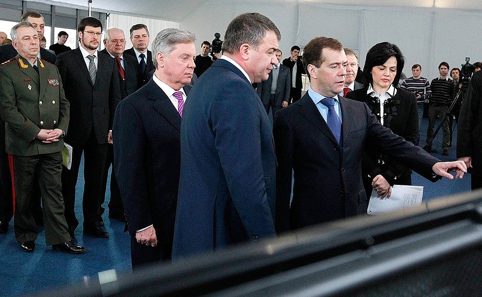 Дмитрий Медведев ознакомился с планами строительства жилья для военнослужащих. С губернатором Московской области Борисом Громовым и Министром обороны Анатолием Сердюковым (в центре).