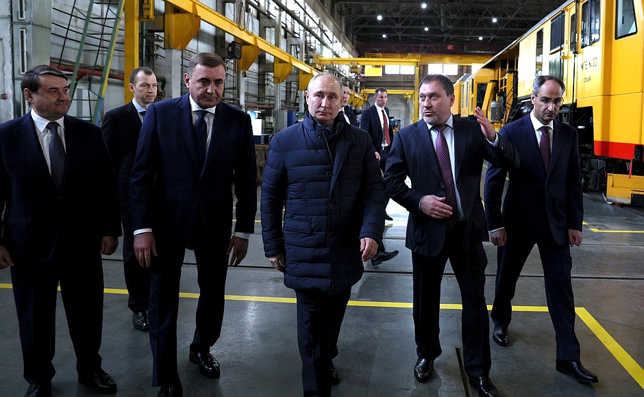 During a visit to Tulazheldormash plant. The President was accompanied (from left to right) by Presidential Aide and State Council Secretary Igor Levitin, Tula Region Governor Alexei Dyumin, Director General of PTK Group – member of Tulazheldormash Board of Directors Alexander Silkin and Tulazheldormash Director General Artyom Asatryan.