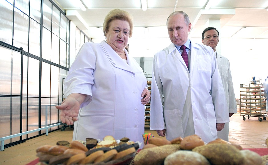 Во время посещения Самарского булочно-кондитерского комбината. С генеральным директором предприятия Лидией Ерошиной.
