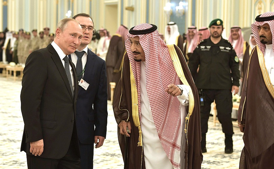 С Королём Саудовской Аравии Сальманом бен Абдель Азизом Аль Саудом.