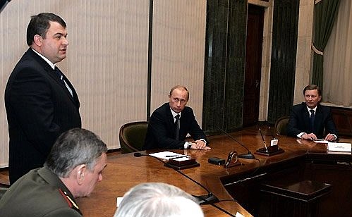 На встрече с членами коллегии и руководством Министерства обороны. Слева на фото – Министр обороны Анатолий Сердюков.