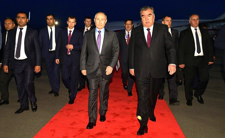 Vladimir Putin arrives on a two-day working visit to Tajikistan. President of Tajikistan Emomali Rahmon meets Vladimir Putin at the boarding ramp.