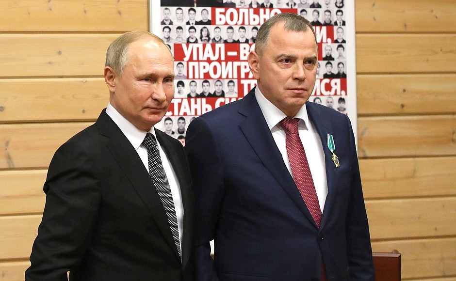 During a visit to the Turbostroitel Club, Vladimir Putin presented state awards to club athletes and former members. Chairman of the Public Association Belarusian Judo Federation and honorary member of the Turbostroitel Judo Club, citizen of the Republic of Belarus Pavel Yasenovsky was presented with the Order of Friendship.