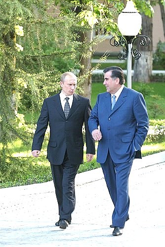 С Президентом Таджикистана Эмомали Рахмоновым перед началом российско-таджикистанских переговоров в расширенном составе.