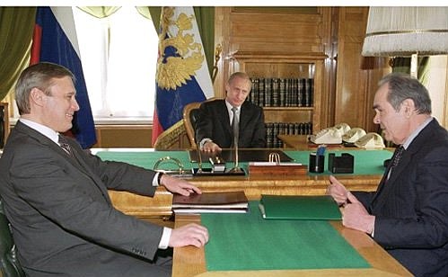 С президентом Татарстана Минтимером Шаймиевым и Председателем Правительства Михаилом Касьяновым (слева).