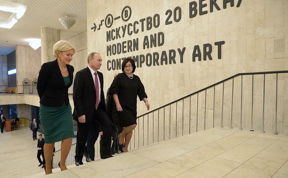 With General Director of the State Tretyakov Gallery Zelfira Tregulova (right) and Deputy Prime Minister Olga Golodets during the visit to Valentin Serov: The 150th Anniversary of the Artist's Birth exhibition.