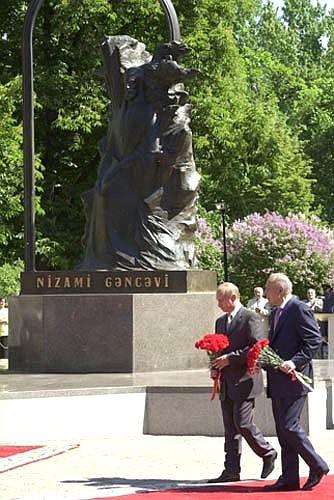 С Президентом Азербайджана Гейдаром Алиевым во время церемонии открытия памятника поэту Низами Гянджеви.