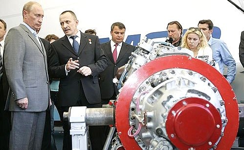 На выставке продукции ОАО «Климов». Пояснения дает генеральный директор компании Александр Ватагин.